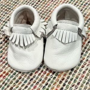 Freshly Picked White Fringe Leather Baby Moccasins Sz Infant 3